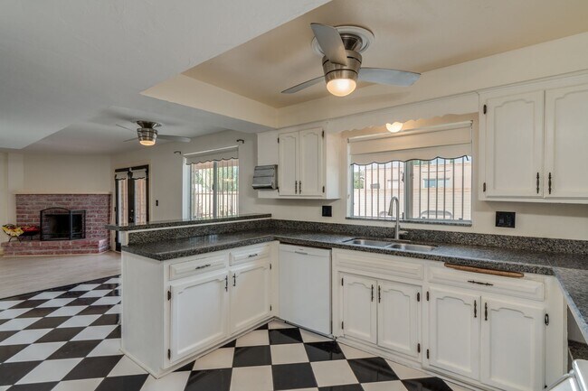 Building Photo - Great East Side Location 4 Bed/2 Bath Home