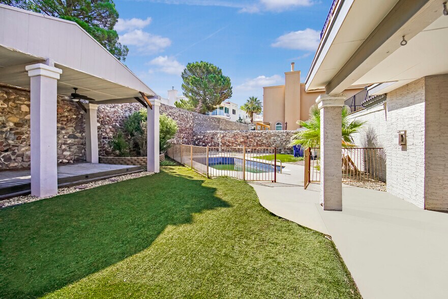 Building Photo - 908 Los Pinos Way