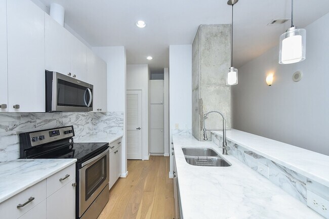 Building Photo - 5925 Almeda Rd