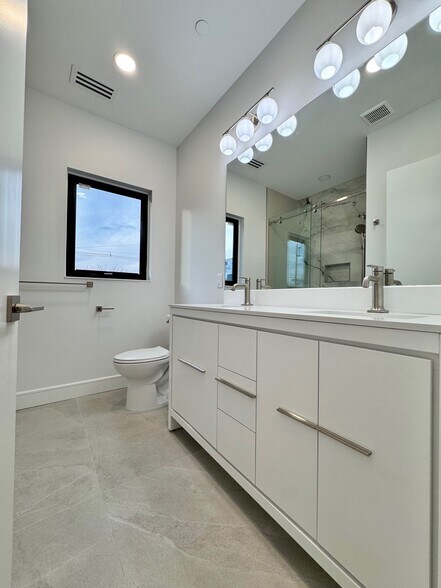 Building Photo - 85 W High St