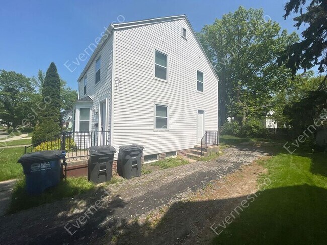 Building Photo - 2820 Winsted Dr