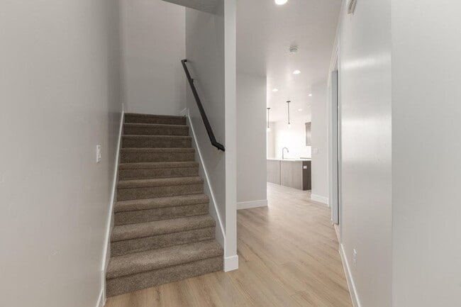 Building Photo - HURRICANE TOWNHOME!! Pet Friendly! Price Reduced!!