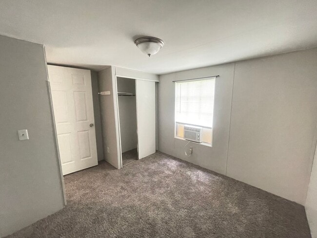 Building Photo - Lovely Home is Quiet Southwest Jacksonvill...