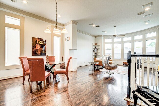 Building Photo - Stunning 3 Bed / 3.5 Bathroom in Heart of Hyde Park/Montrose!