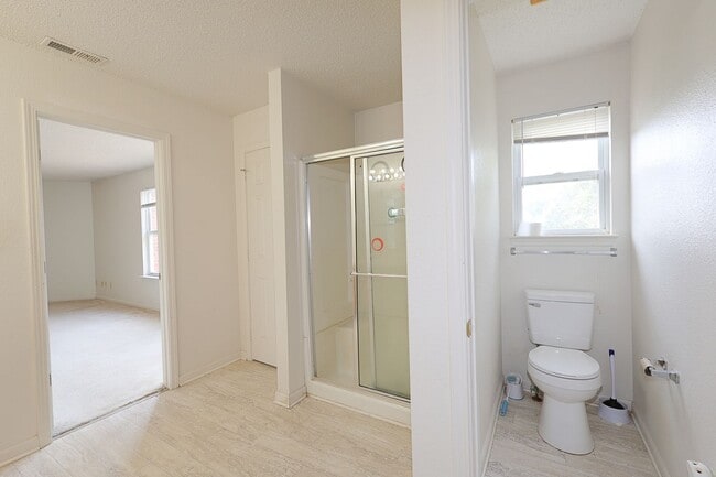 Building Photo - Spacious 4-Bed Waterfront Home in Westmere...