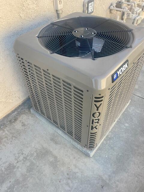 Building Photo - 72586 Edgehill Dr