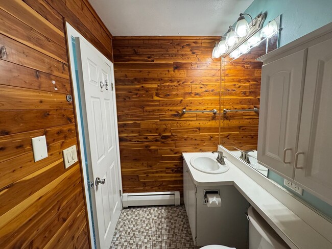 Building Photo - Spacious Shoreline 2 Bedroom Condo