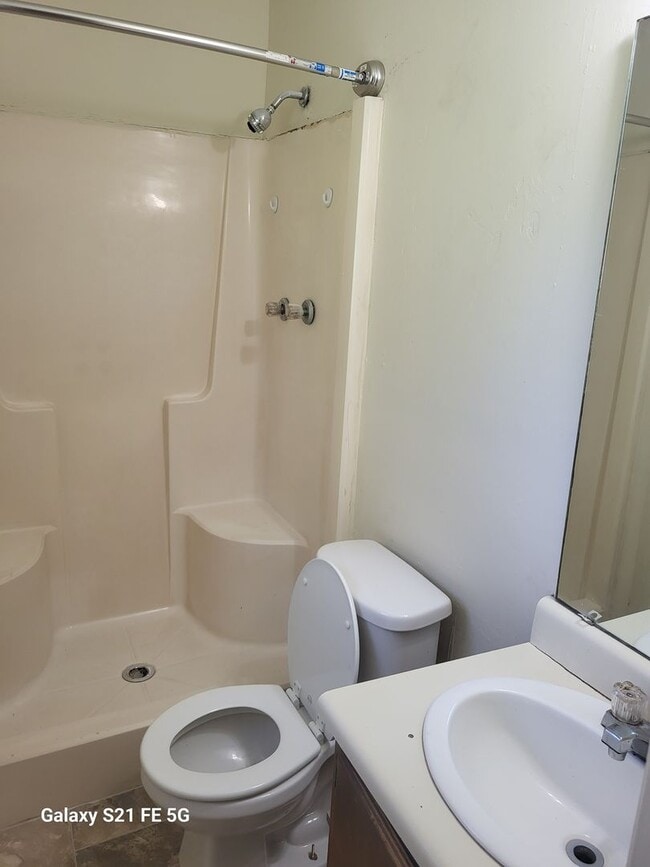 Building Photo - THREE BEDROOM, TWO BATH