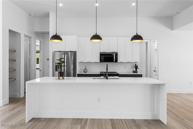 Building Photo - 2702 Old Burnt Store Rd N