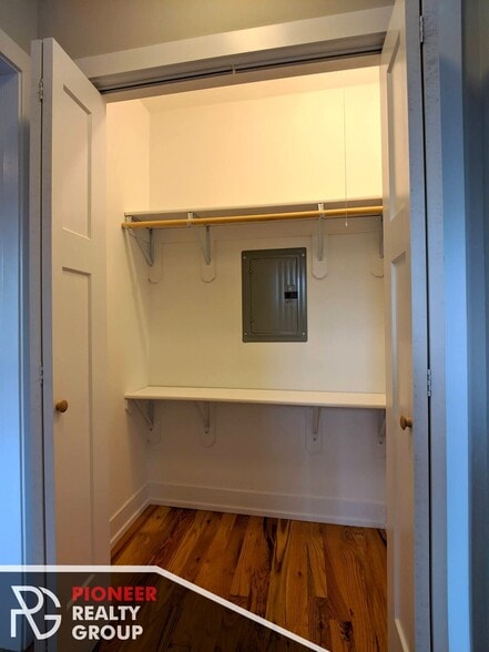 Building Photo - 1129 W Oakdale Ave