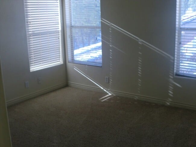 Building Photo - COMING IN AUGUST! Nice 4-bed Townhouse in ...