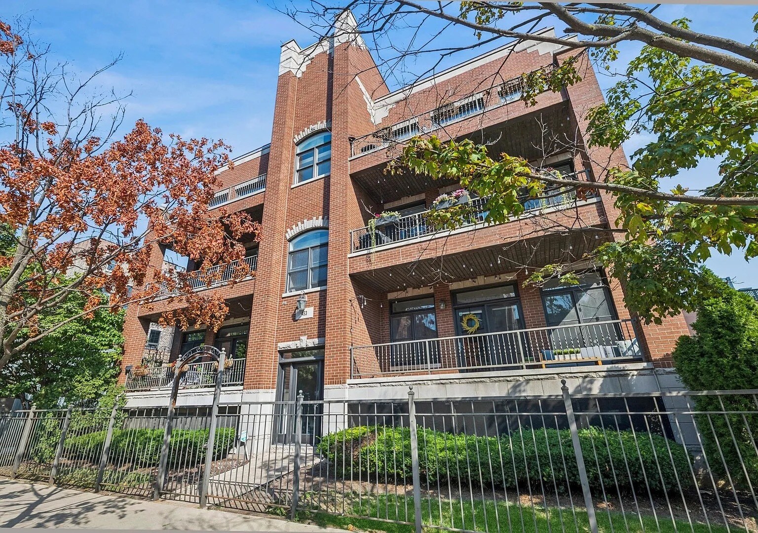 Building Photo - 453 N May St