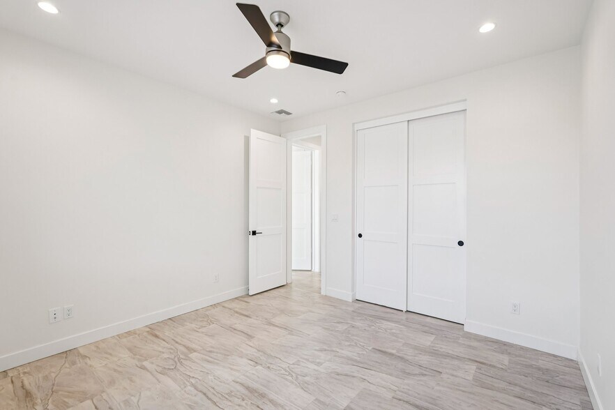 Building Photo - 910 E Roma Ave