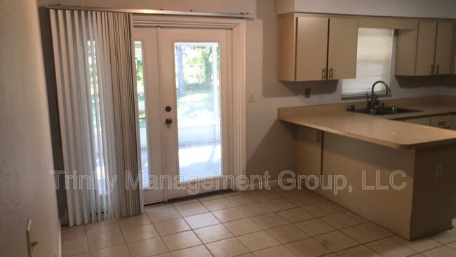 Building Photo - 2240 NE 39th St