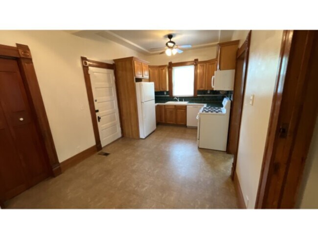 Building Photo - This downtown charmer is located near new ...