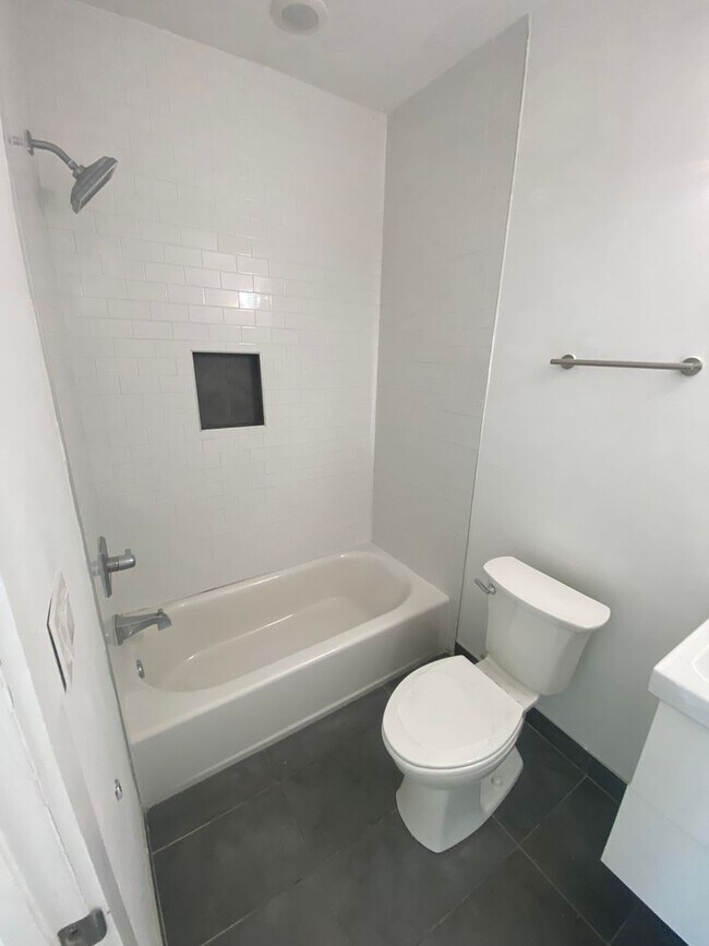 Building Photo - 725 N 39th St