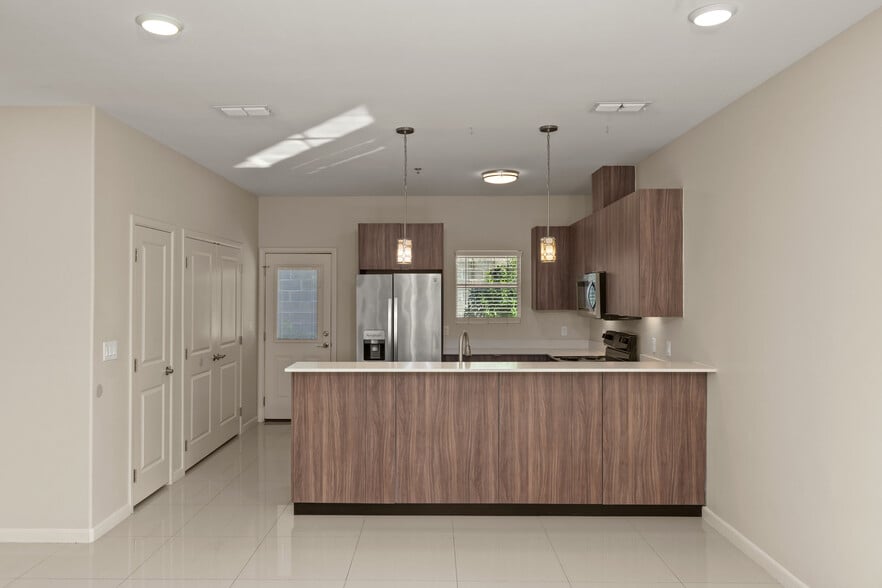 Building Photo - 1021 E La Cantera Ave