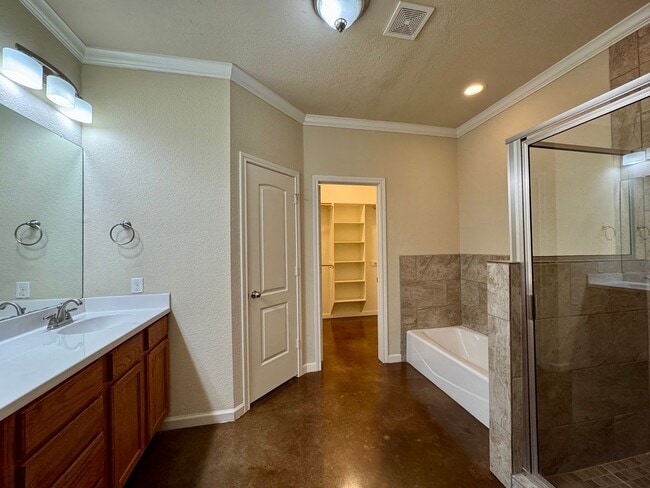 Building Photo - Savannah Court Luxury Townhomes