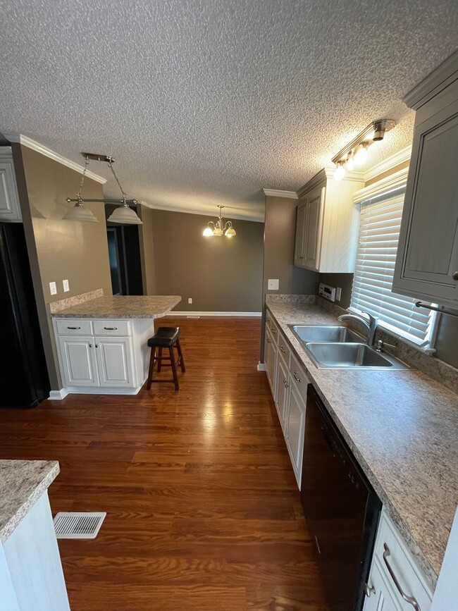 Building Photo - Newly Renovated 3 Bed, 2 Bath