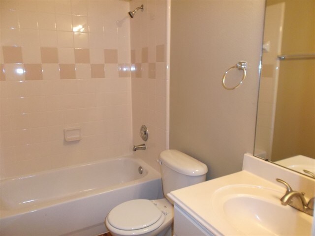 Building Photo - 1835 Manor Dr