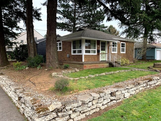 Building Photo - Montavilla 2bd remodeled bungalow. Large k...