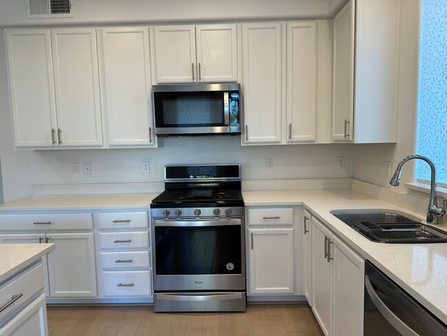 Building Photo - 2 Bedroom condo, 2 car garage, elevator to...