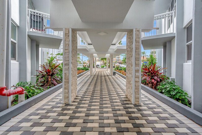 Building Photo - 1913 S Ocean Dr