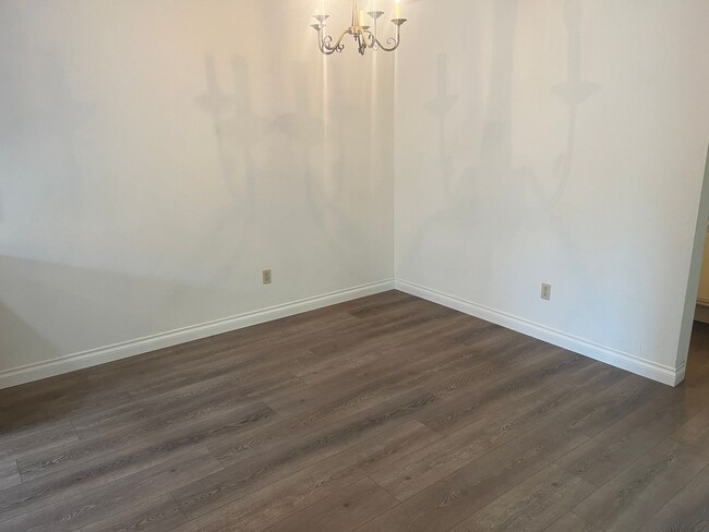Building Photo - 2+bd/1ba Single Story Duplex Minutes Drive...