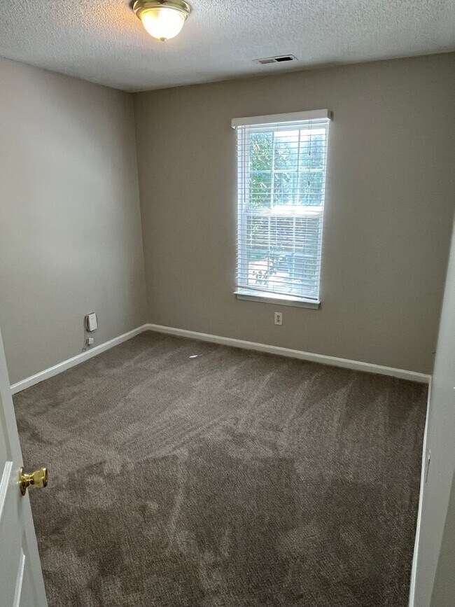 Building Photo - Great 3 Bed, 2.5 Bath house in University ...