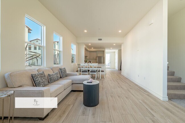 Building Photo - Whitmore Villa.