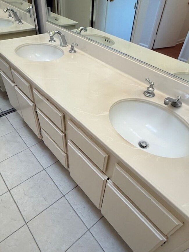 Building Photo - Conveniently located home in Irvine