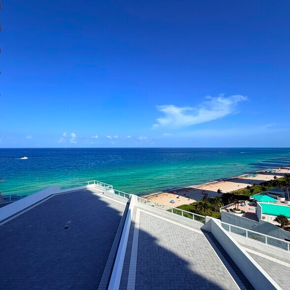 Building Photo - 16699 Collins Ave
