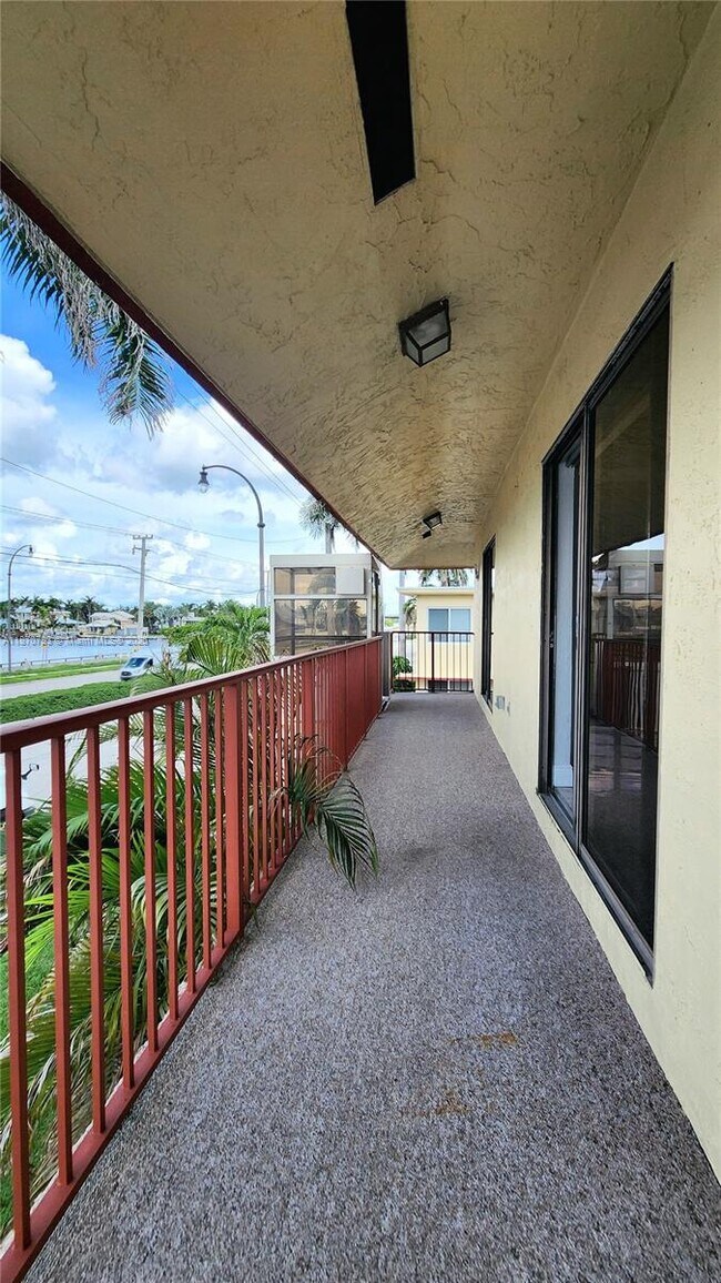 Building Photo - 513 S Ocean Dr