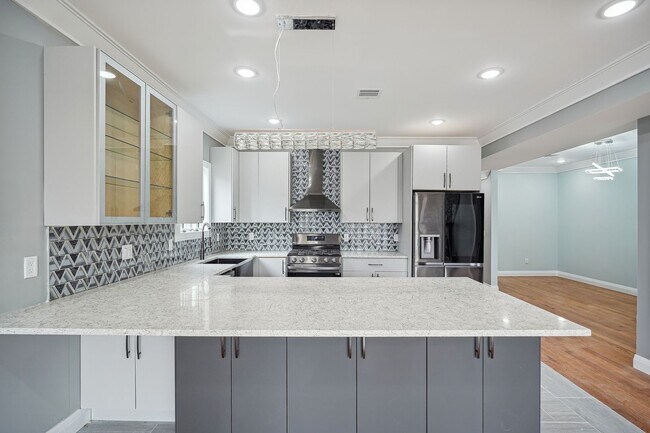 Building Photo - 25 Wallis Ave