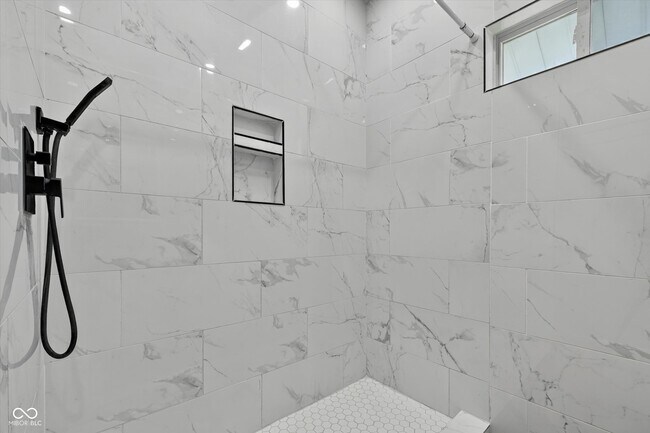 Building Photo - 320 W 39th St