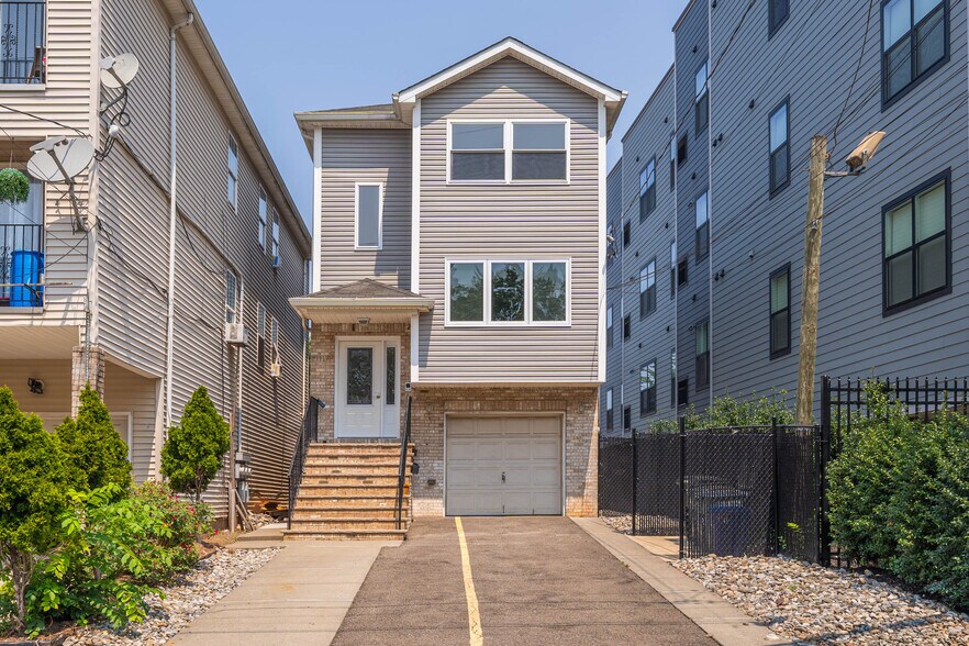 Front of apartment - 1117 Chestnut St