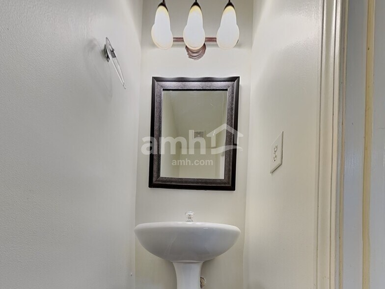 Building Photo - 4763 Asherton Pl NW