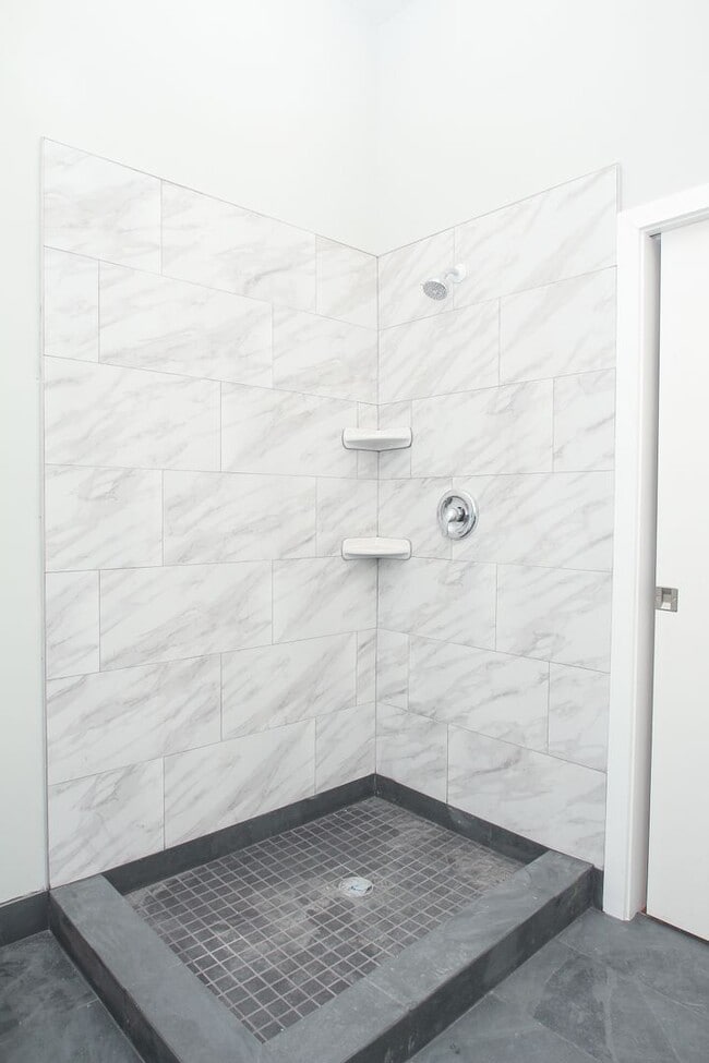 Building Photo - Large Point Breeze Home