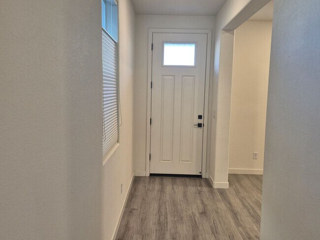 Building Photo - Gorgeous 4 Bedroom 3.5 bath with loft