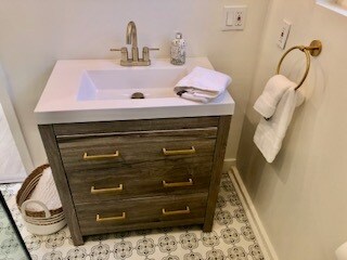 Nice towels and vanity - 3754 Ashwood Ave
