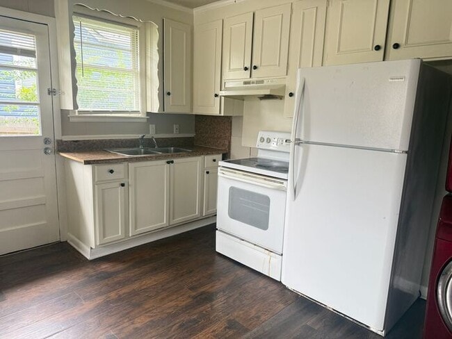 Building Photo - FOR RENT - 2 Bed Duplex in Madison! Large yard! Pets allowed!