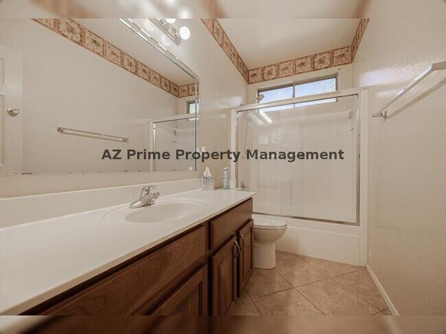 Building Photo - 2419 W Darrow St