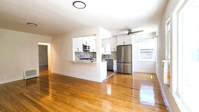 Primary Photo - 728 N Edinburgh Ave