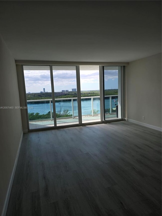 Building Photo - 100 Bayview Dr