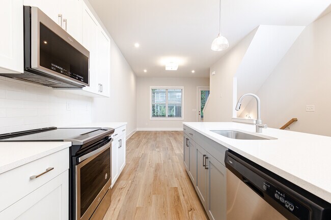 Building Photo - 84 Adore Ct SE