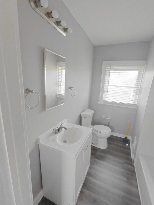 Building Photo - 13925 Cherrylawn St