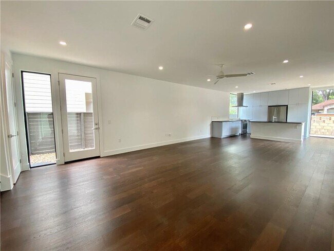 Building Photo - 1905 Riverview St