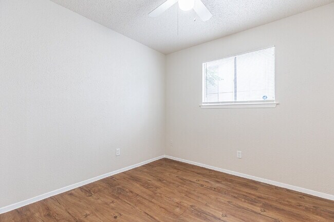 Building Photo - 323 W William Cannon Dr