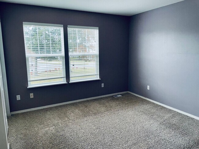 Building Photo - Delightful DuPont 3 Bedroom Townhouse