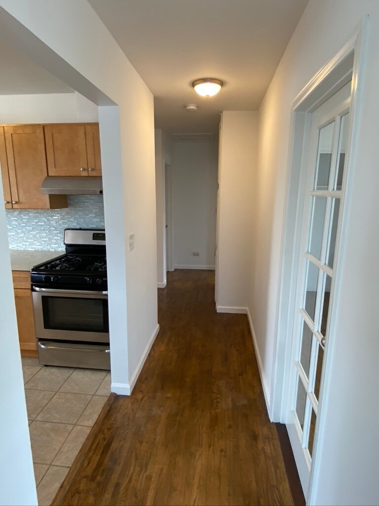 Building Photo - 566 W 38th St